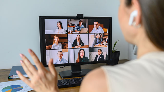 Mujer en una computadora, participando de una reunión virtual